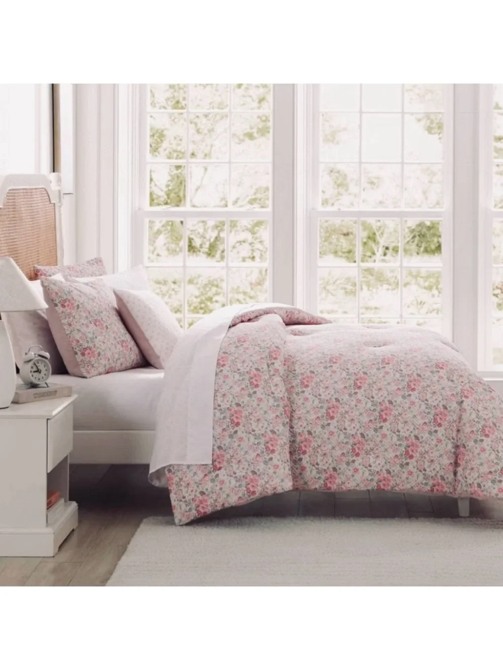 🆕 - Laura Ashley Charming 7pc Queen Comforter Set in Pink Floral. Beautiful